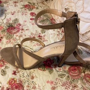 Gorgeous strappy heels, zipper closure, look AMAZING on!